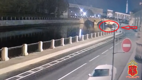 В Петербурге Porsche Cayenne на скорости улетел в Фонтанку